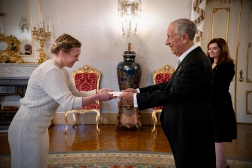 María Mjöll Jónsdóttir sendiherra afhenti forseta Portúgals, Marcelo Rebelo de Sousa, trúnaðarbréf sitt sem sendiherra Íslands í Portúgal