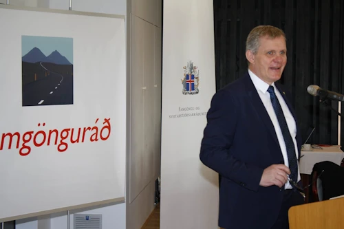 Jón Gunnarsson flytur ávarp á samgönguþingi.