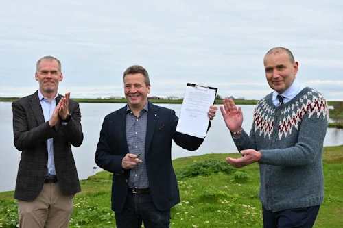 Guðlaugur Þór Þórðarson, umhverfis-, orku- og loftslagsráðherra, staðfestir friðlýsingu Bessastaðaness að viðstöddum Guðna Th. Jóhannesson, forseta Íslands og Almari Guðmundssyni bæjarstjóra Garðabæjar. 