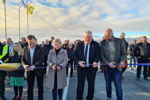 Einar Freyr Elínarson, sveitarstjóri Mýrdalshrepps, Bergþóra Þorkelsdóttir, forstjóri Vegagerðarinnar, Sigurður Ingi Jóhannsson, innviðaráðherra, og Anton Kári Halldórsson sveitarstjóri Rangárþings eystra klipptu á borða á nýju brúnni yfir Jökulsá á Sólheimasandi.