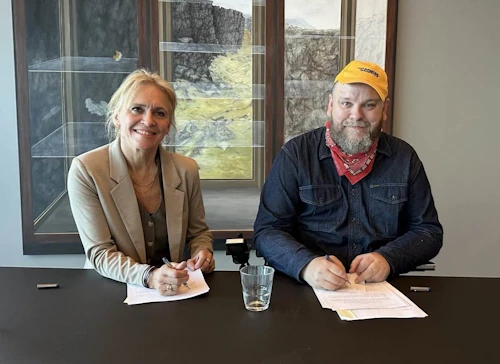 Þorgerður Katrín Gunnarsdóttir utanríkisráðherra og Haraldur Þorleifsson að lokinni undirskrift í gær.
