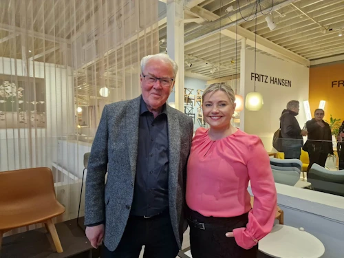 Lilja Dögg Alfreðsdóttir menningar- og viðskiptaráðherra og Eyjólfur Pálsson stofnandi Epal á sýningunni Samband.