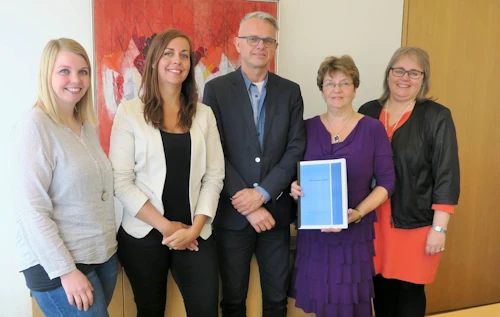 Starfshópurinn ásamt ráðherra F.v. Hólmfríður Þorsteinsdóttir, Eygerður Margrétardóttir, Andrés Magnússon, Sigrún Magnúsdóttir og Sigurbjörg Sæmundsdóttir. Á myndina vantar Baldur Þorgeirsson.