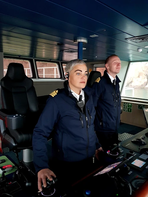 Ingibjörg Bryngeirsdóttir yfirstýrimaður á Herjólfi ásamt samstarfsmanni sínum.