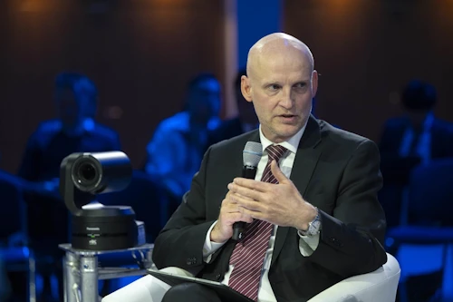 Eyjólfur Ármannsson innviðaráðherra í pallborðsumræðum á International Transport Forum í Leipzig.