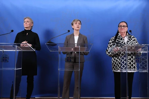 Þorgerður Katrín Gunnarsdóttir utanríkisráðherra, Kristrún Frostadóttir forsætisráðherra og Inga Sæland félags- og húsnæðismálaráðherra, kynna fyrstu verk nýrrar ríkisstjórnar