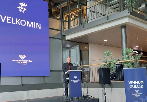 Guðmundur Ingi Kristinsson ráðherra íþróttamála flytur ávarp við opnun Afreksmiðstöðvar Íslands 