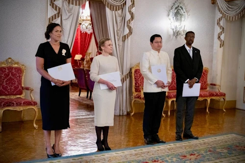 María Mjöll Jónsdóttir sendiherra afhenti forseta Portúgals, Marcelo Rebelo de Sousa, trúnaðarbréf sitt ásamt þremur sendiherrum sem búsettir eru í París, frá Benín, Laos og Sómalíu