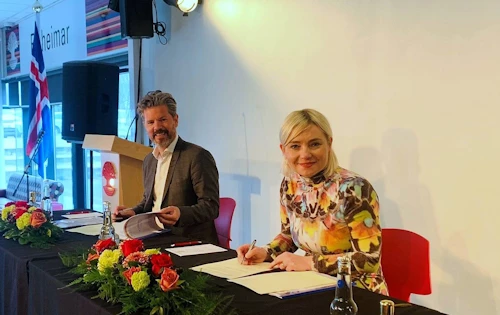 Dagur B. Eggertsson borgarstjóri og Lilja Alfreðsdóttir mennta- og menningarmálaráðherra við undirritun samnings um bætta verknámsaðstöðu FB.