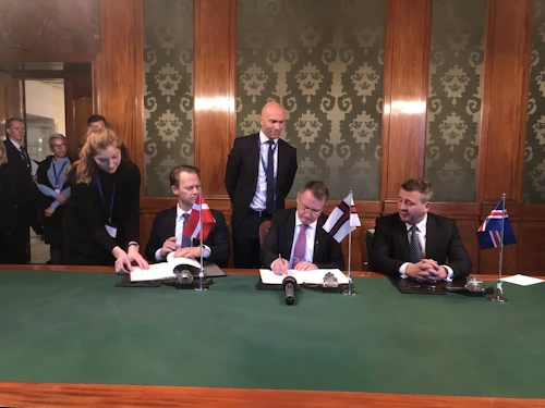 Utanríkisráðherrar Danmerkur, Færeyja og Íslands undirrita samninga um afmörkun landgrunns í Ægisdjúpi