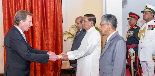 Guðmundur Árni Stefánsson sendiherra afhendir Maithripala Sirisena, forseta Srí Lanka, trúnaðarbréfið. 
