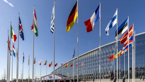 Fáni Finnlands blaktir nú við hún fyrir framan höfustöðvar Atlantshafsbandalagsins í Brussel