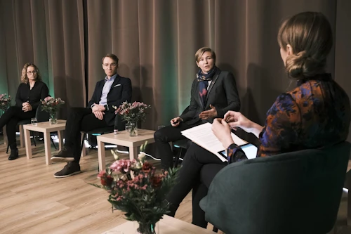 Ragna Benedikta Garðarsdóttir, dósent í félagssálfræði við Háskóla Íslands, Bjarni Bjarni Herrera, forstöðumaður sjálfbærniráðgjafar KPMG og Auður Önnu Magnúsdóttir, framkvæmdastjóri Landverndar, í pallborðsumræðum  á Umhverfisþingi. Einnig tóku þátt í pallborðsumræðum þau Halldór Þorgeirsson, formaður Loftslagsráðs, og Þóra Margrét Þorgeirsdóttir, sérfræðingur hjá Húsnæðis- og mannvirkjastofnun.