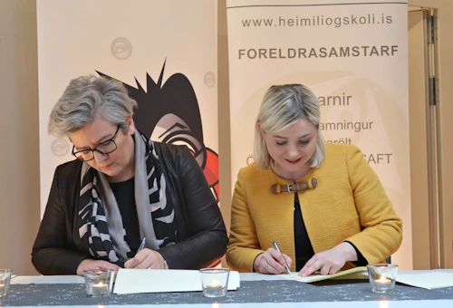Mennta- og menningarmálaráðherra, Lilja D. Alfreðsdóttir og formaður Heimilis og skóla, Sigrún Edda Eðvarðsdóttir, skrifa undir styrktarsamning