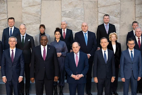 Þórdís Kolbrún í hópi varnarmálaráðherranna. Fyrir framan hana eru þeir Lloyd Austin, varnarmálaráðherra Bandaríkjanna, og Ben Wallace, varnarmálaráðherra Bretlands. Jens Stoltenberg, frkvstj. Atlantshafsbandalagsins er t.v. við Austin.