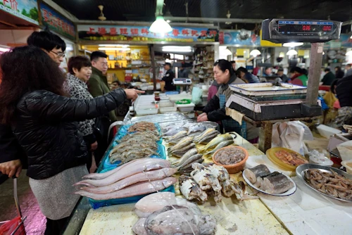 Frá fiskmarkaði í Shanghai.