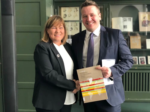 Pia Hansson, forstöðumaður Alþjóðamálastofnunar HÍ, og Guðlaugur Þór Þórðarson með skýrsluna. 