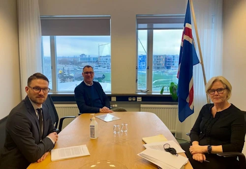 Heilbrigðisráðherra ásamt ráðuneytisstjóra og formanni starfshópsins sem vann frumvarpið  á skilafundi starfshópsins 