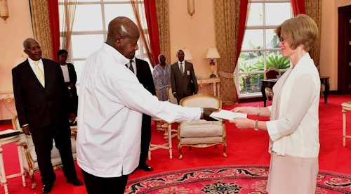 Unnur Orradóttir Ramette afhendir Museveni Úgandaforseta trúnaðarbréf