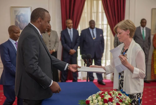 Unnur Orradóttir Ramette sendiherra afhendir Uhuru Muigai Kenyatta, forseta Kenía, trúnaðarbréf sitt sem sendiherra Íslands í landinu með aðsetur í Kampala. 