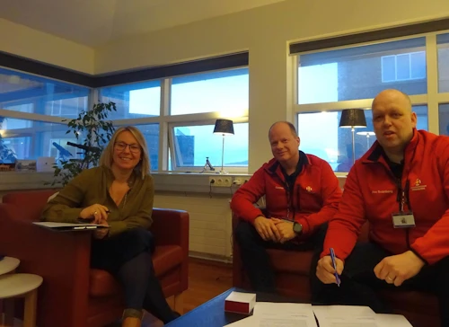 Sigríður Andersen, dómsmálaráðherra, ásamt Gunnari Stefánssyni og Jóni Svanberg Hjartarsyni frá Landsbjörgu
