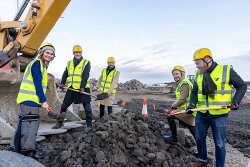 Skóflur á lofti! Eyjólfur Ármannsson, samgöngu- og sveitarstjórnarráðherra, Einar Þorsteinsson, borgarstjóri Reykjavíkur, Ásdís Kristjánsdóttir, bæjarstjóri Kópavogs, Bergþóra ÞorkelsdóttIr, forstjóri Vegagerðarinnar, og Davíð Þorláksson, framkvæmdastjóri Betri samgangna, við athöfnina þegar fyrsta skóflustunga var tekin að Fossvogsbrú.