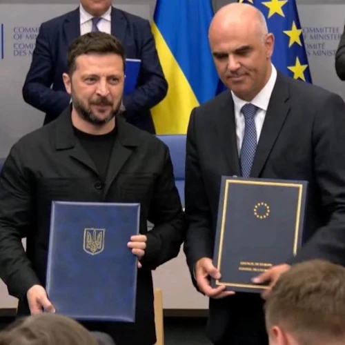 Volodómír Selenskí forseti Úkraínu og Alain Beret, aðalframkvæmdastjóri Evrópuráðsins að lokinni undirskrift..