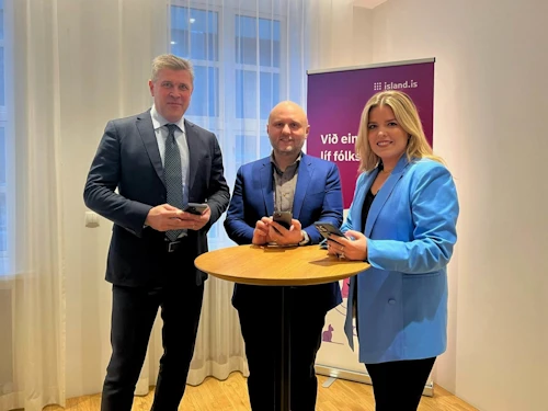 Bjarni Benediktsson, fjármála- og efnahagsráðherra, Andri Heiðar Kristinsson, framkvæmdastjóri Stafræns Íslands, og Áslaug Arna Sigurbjörnsdóttir, háskóla-, iðnaðar- og nýsköpunarráðherra, undirrituðu samninginn rafrænt.