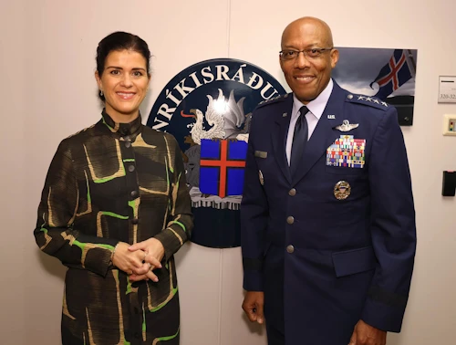 Þórdís Kolbrún Reykfjörð Gylfadóttir utanríkisráðherra ásamt Charles Q. Brown, formanni bandaríska herráðsins.