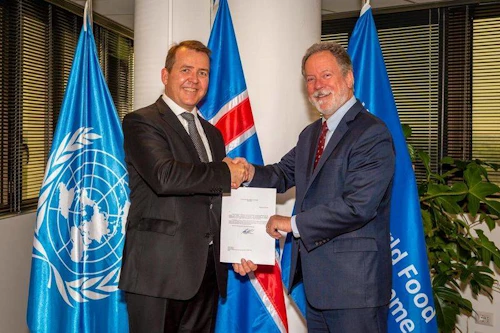 Dr. Matthías G. Pálsson afhendir David Beasley framkvæmdastjóra WFP trúnaðarbréf sitt við stofnunina.
