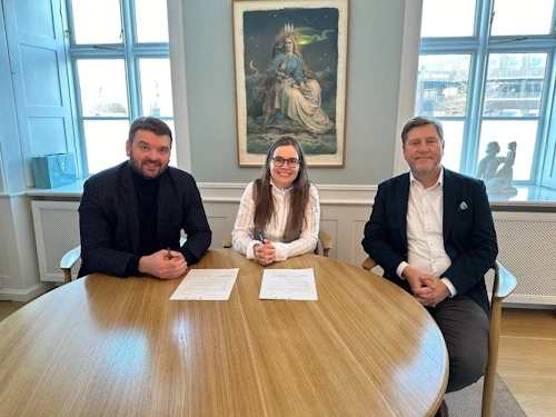 Ásmundur Einar Daðason, mennta- og barnamálaráðherra, og Katrín Jakobsdóttir forsætisráðherra, ásamt Guðmundi B. Ólafssyni formanni HSÍ, við undirritun yfirlýsingar