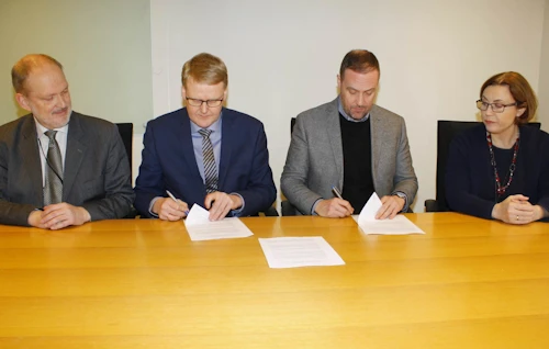 Hrafnkell V. Gíslason og Sverrir Jónsson undirrituðu samninginn. Með þeim á myndinni eru Sigurður Emil Pálsson og Guðbjörg Sigurðardóttir.
