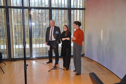 Sigurður Ingi Jóhannsson, innviðaráðherra, Katrín Jakobsdóttir, forsætisráðherra, og Þórdís Kolbrún Reykfjörð Gylfadóttir, fjármála- og efnahagsráðherra, kynntu aðgerðirnar fyrir blaðamönnum í Skála Alþingis í dag.
