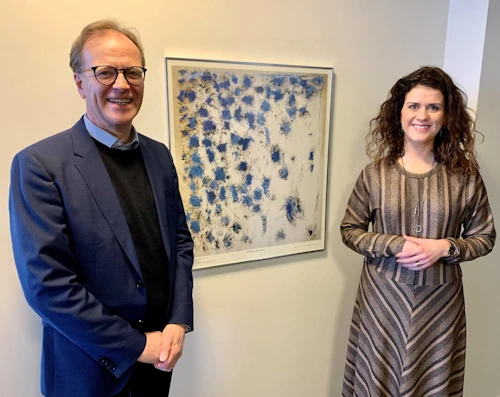 Þórdís Kolbrún Reykfjörð Gylfadóttir, ferðamála,- iðnaðar- og nýsköpunarráðherra og Bjarni Guðmundsson, framkvæmdastjóri SASS, undirrituðu samninginn í dag. 