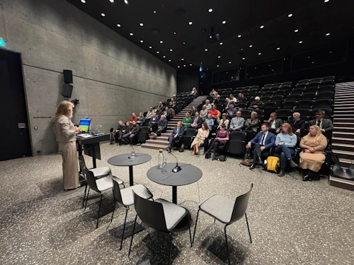 Þorgerður Katrín Gunnarsdóttir utanríkisráðherra flytur opnunarávarp sitt á opna fundinum.