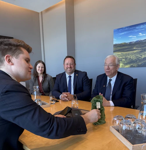 Jóhann Páll Jóhannsson, umhverfis-, orku- og loftslagsráðherra, fundar með sendinefnd kanadískra þingmanna.