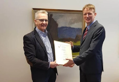 Haukur Guðmundsson ráðuneytisstjóri tók við við skírteini vegna staðfestingar á jafnlaunavottun fyrir hönd dómsmálaráðuneytisins frá Emil B. Karlssyni starfsmanni Vottunar hf