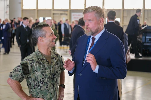 Jónas G. Allansson, skrifstofustjóri varnarmálaskrifstofu utanríkisráðuneytisins, ræðir við Douglas G. Perry, yfirmann herstjórnar Atlantshafsbandalagsins í Norfolk.