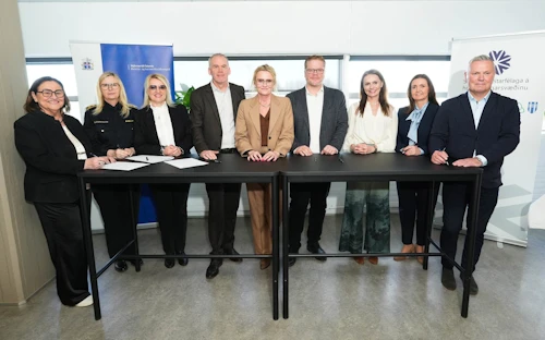 Inga Sæland, mennta- og barnamálaráðherra, Halla Bergþóra Björnsdóttir ríkislögreglustjóri, Ólöf Ásta Farestveit, forstjóri Barna- og fjölskyldustofu, Almar Guðmundsson bæjarstjóri Garðabæjar, Heiða Björg Hilmisdóttir borgarstjóri, Valdimar Víðisson bæjarstjóri Hafnarfjarðar, Ásdís Kristjánsdóttir bæjarstjóri Kópavogs, Margrét Hjaltested bæjarstjóri Mosfellsbæjar og Þór Sigurgeirsson bæjarstjóri Seltjarnarnesbæjar við undirritun samstarfssamnings um Púlsinn í Suðurmiðstöð Reykjavíkurborgar í dag