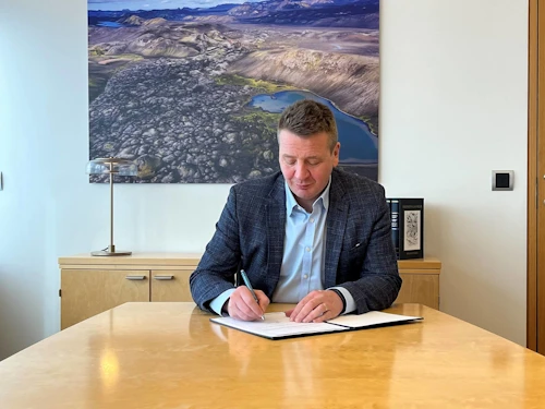 Guðlaugur Þór Þórðarson, umhverfis-, orku- og loftslagsráðherra, staðfestir fyrstu íslensku vatnaáætlunina.