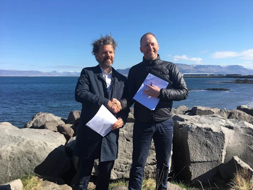 Guðmundur Ingi Guðbrandsson, umhverfis- og auðlindaráðherra og Dagur B. Eggertsson borgarstjóri við undirritun friðlýsingarinnar sem fór fram á Eiðsgranda í dag en þaðan sést vel til Akureyjar. 