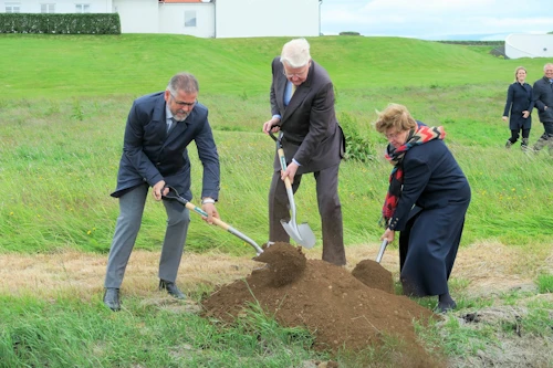 Verkið hafið á Bessastöðum Árni Bragason landgræðslustjóri, Ólafur Ragnar Grímsson, forseti Íslands og Sigrún Magnúsdóttir, umhverfis- og auðlindaráðherra, mokuðu fyrstu skóflufyllunum ofan í skurð við Bessastaði og hófu þar með verkefni við endurheimt votlendis á landareigninni.