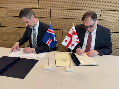Samningurinn undirritaður.