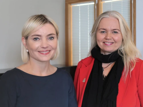 Lilja Alfreðsdóttir mennta- og menningarmálaráðherra ásamt Ernu Reynisdóttur framkvæmdastjóra Barnaheilla, sem hlutu styrk til þess að þróa fræðsluefni um forvarnir gegn kynferðisofbeldi. 