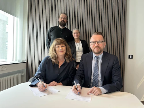 Auður Axelsdóttir, framkvæmdastjóri Hugarafls, og Ragnar Þór Ingólfsson, félags- og húsnæðismálaráðherra undirrita samkomulagið. Fyrir aftan þau standa Grétar Björnsson, formaður Hugarafls, og Rakel Björk Haraldsdóttir, varaformaður. 