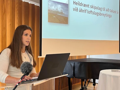 Anna Hulda Ólafsdóttir, fulltrúi Veðurstofu Íslands, kynnir skýrslu stýrihópsins.