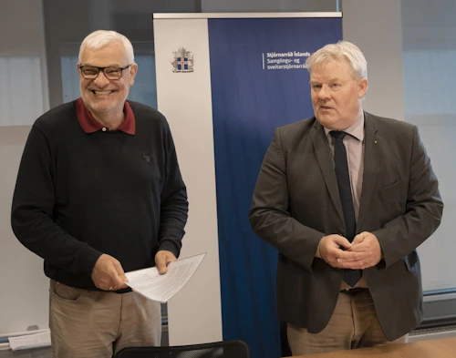 Þórhallur Ólafsson, framkvæmdastjóri Neyðarlínunnar, og Sigurður Ingi Jóhannsson, samgöngu- og sveitarstjórnarráðherra, við undirritun samnings um fjárveitingu til uppbyggingar á varaaflstöðvum um land allt.