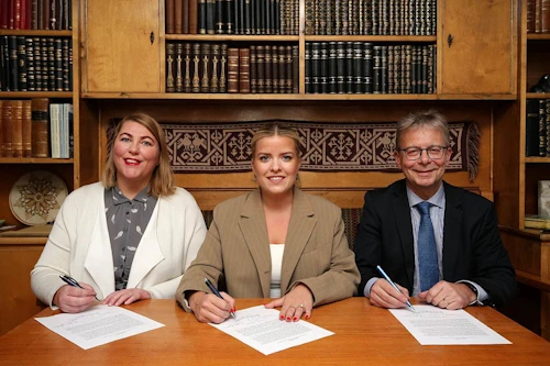 Bryndís Ford, skólameistari Hallormsstaðaskóla, Áslaug Arna Sigurbjörnsdóttir, háskóla-, iðnaðar- og nýsköpunarráðherra, og Jón Atli Benediktsson, rektor Háskóla Íslands.