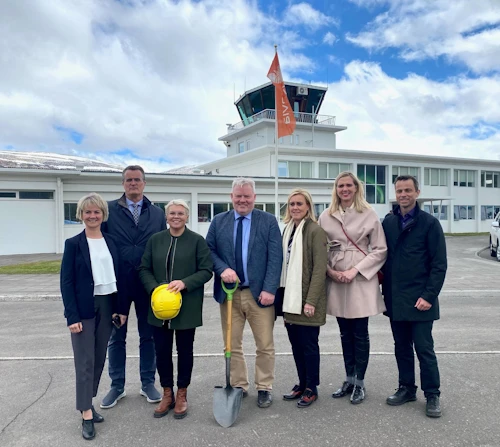 Frá athöfninni þegar fyrsta skóflustungan var tekin að viðbyggingu við flugstöðinni á Akureyri.