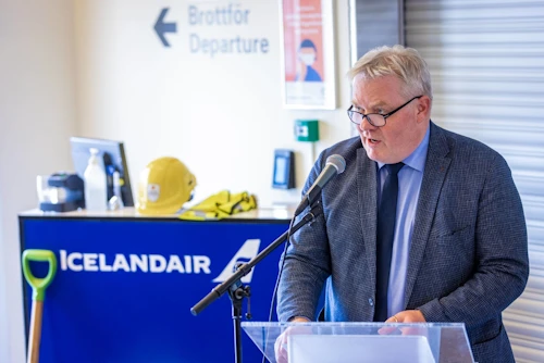 Sigurður Ingi Jóhannsson, samgöngu- og sveitarstjórnarráðherra, flytur ávarp í flugstöðinni á Akureyri.